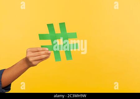 Blog e tendenze dei social media. Closeup di mano che tiene hashtag segno, la condivisione di messaggi contrassegnati, contenuti popolari, idea virale e commento sul forum. indo Foto Stock