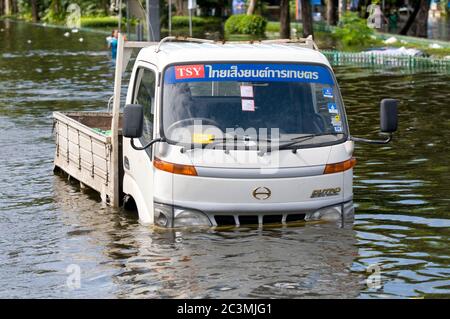 BANGKOK, THAILANDIA - OTTOBRE 29: Il camion è inondati durante le peggiori inondazioni che hanno colpito decenni a Bangkok, Thailandia, il 29 ottobre 2011. Foto Stock