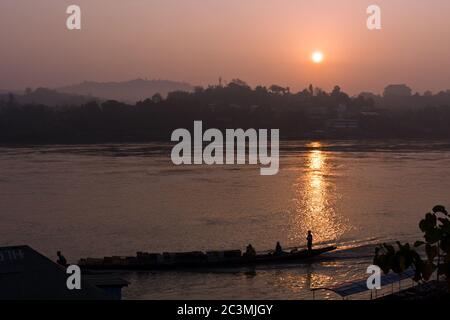 Barca che navigano mentre si Alba sul fiume Mekong, Chiang Khong, Thailandia, Asia Foto Stock