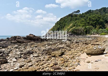 Rocky Beach a Koh Lanta, Thailandia, Asia Foto Stock