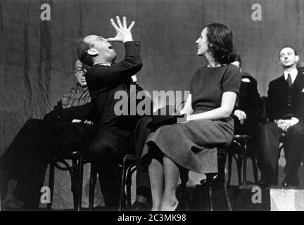 Cast Performance Photo by ALFREDO VALENTE including HOWARD da SILVA and OLIVE STANTON in THE CRADLE WILL ROCK 1937 un'opera musicale di MARC BLITZSTEIN produzione di ORSON WELLES produttori Orson Welles e John Houseman in associazione con Sam H. Grisman The Mercury Theatre 110 West 41st Street New York Foto Stock