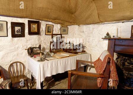 Interno della Old Croft House presso il Museo Skye di Island Life (Museo Ossigarry Croft), Trotternish, Isola di Skye, Scozia, Regno Unito Foto Stock