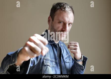 Maschio con una faccia seria che si prepara per una lotta Foto Stock