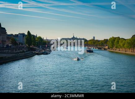 Barche sul fiume Senna, Parigi, Francia. Foto Stock