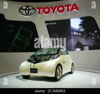 BANGKOK - MARZO 25: Toyota presenta il prototipo DI auto elettrica da città FT-EVII al 32o Salone Internazionale dell'Auto di Bangkok, che si tiene presso Impact Challenger il 25 marzo Foto Stock