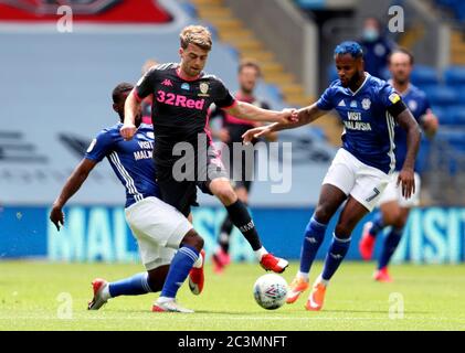 Patrick Bamford, di Leeds United, è affrontato da Leandro Bacuna (a destra) e David Hoilett (a sinistra) durante la partita del campionato Sky Bet allo stadio della città di Cardiff. Foto Stock