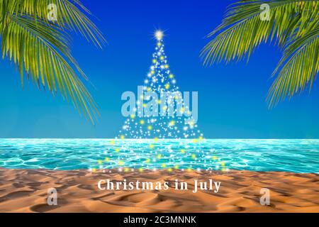Albero di Natale astratto con stelle scintillanti design su una spiaggia tropicale con foglie di palma. Natale nel mese di luglio concetto. Foto Stock