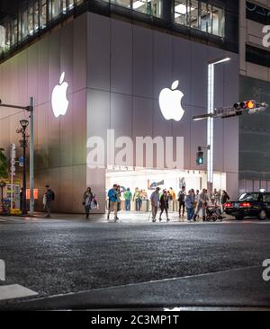 Apple Store davanti a Ginza Street di notte, Tokyo, Giappone Foto Stock