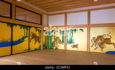 Nagoya / Giappone - 10 febbraio 2018: Dipinti sulle pareti e porte scorrevoli nel palazzo Hommaru del Castello di Nagoya Foto Stock