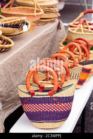 Belle borse tote fatte a mano in Africa occidentale con un manico in pelle in un mercato all'aperto Foto Stock