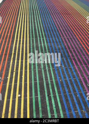 Immagine verticale ad angolo basso di una bella parete dipinta linee arcobaleno Foto Stock