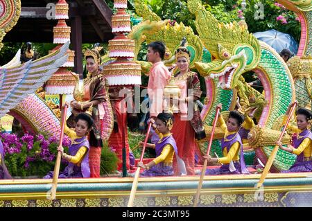 SAMUT PRAKAN - OTTOBRE 22: Una delle numerose chiatte decorate nella sfilata galleggiante all'annuale festival buddista di Rap Bua, alla periferia di Bangkok Foto Stock