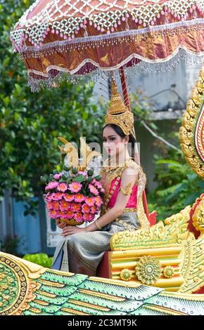 SAMUT PRAKAN - OTTOBRE 22: Donna tailandese su una delle diverse chiatte decorate nella sfilata galleggiante al festival annuale Rap Bua Buddista sull'outskir Foto Stock