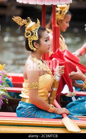 SAMUT PRAKAN - OTTOBRE 22: Giovane donna tailandese su una delle diverse chiatte decorate nella sfilata galleggiante al festival annuale Rap Bua Buddhista sulla o Foto Stock