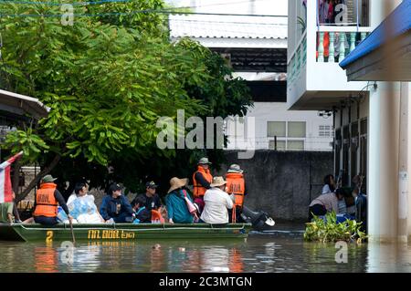 NAKHON RATCHASIMA - OTTOBRE 24: Team di salvataggio in una barca a fondo piatto che aiuta gli abitanti del villaggio durante l'alluvione monsonica del 24 ottobre 2010 a Nakhon Ratcha Foto Stock