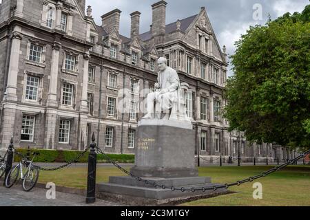 Statua di George Salmon nel Trinity College di Dublino, Irlanda, scultura in marmo creata nel 1911 dall'artista John Hughes. Foto Stock