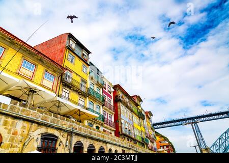 Splendidi edifici storici e colorati nella città vecchia di Ribeira, nella città di Porto, Portogallo Foto Stock