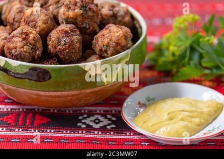 polpette di carne fritte in ciotola di argilla su panno tradizionale' Foto Stock