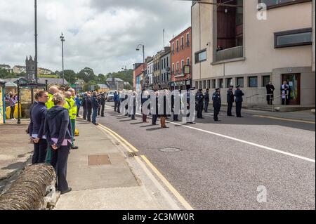 Bantry, West Cork, Irlanda. 21 Giugno 2020. Gardai e altre agenzie statali si sono riuniti oggi a mezzogiorno per tenere un minuto di silenzio per il detective Garda Colm Horkan, assassinato mercoledì scorso a Castlerea, Co. Roscommon. Con il Gardai sono raffigurati il Servizio antincendio, la Croce Rossa, il Servizio di ambulanza, la Difesa civile, la Guardia Costiera Irlandese e Bantry Inshore Lifeboat. Credit: Notizie dal vivo di AG/Alamy Foto Stock