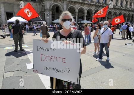 Milano, 2020 giugno, manifestazione di partiti di centro-sinistra, sindacati, associazione Medicina Democratica e molte altre organizzazioni in protesta contro la disastrosa gestione dell'emergenza Coronavirus da parte della Regione Lombardia, per chiedere la messa in servizio della Sanità pubblica e le dimissioni del Governatore Attilio Fonta e del Consigliere Giulio Gallera. Foto Stock