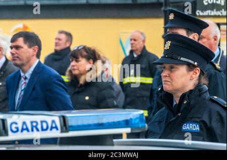 Bantry, West Cork, Irlanda. 21 Giugno 2020. Gardai e altre agenzie statali si sono riuniti oggi a mezzogiorno per tenere un minuto di silenzio per il detective Garda Colm Horkan, assassinato mercoledì scorso a Castlerea, Co. Roscommon. Con il Gardai sono raffigurati il Servizio antincendio, la Croce Rossa, il Servizio di ambulanza, la Difesa civile, la Guardia Costiera Irlandese e Bantry Inshore Lifeboat. Credit: Notizie dal vivo di AG/Alamy Foto Stock