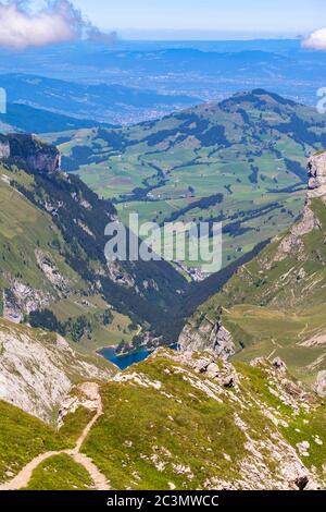 Vista aerea del lago Seealpsee e del massiccio dell'Alpstein in direzione di Wasserauen, dalla cima di Santis (Saentis), Cantone di Appenzell, Switz Foto Stock