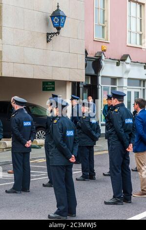 Bantry, West Cork, Irlanda. 21 Giugno 2020. Gardai e altre agenzie statali si sono riuniti oggi a mezzogiorno per tenere un minuto di silenzio per il detective Garda Colm Horkan, assassinato mercoledì scorso a Castlerea, Co. Roscommon. Con il Gardai sono raffigurati il Servizio antincendio, la Croce Rossa, il Servizio di ambulanza, la Difesa civile, la Guardia Costiera Irlandese e Bantry Inshore Lifeboat. Credit: Notizie dal vivo di AG/Alamy Foto Stock