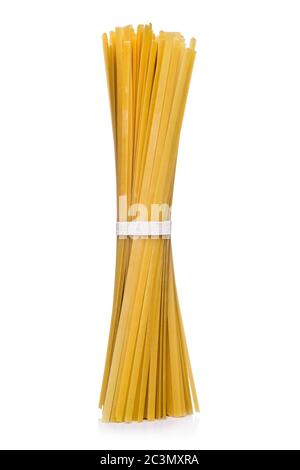 Fascio di spaghetti italiani secchi legati al centro in piedi in verticale su bianco con copyspace laterale Foto Stock