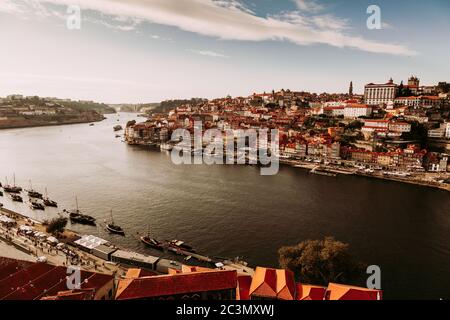 Porto, Portogallo, vista mozzafiato del quartiere di Riberia con case storiche e fiume Douro visto dal ponte di Dom Luis Foto Stock