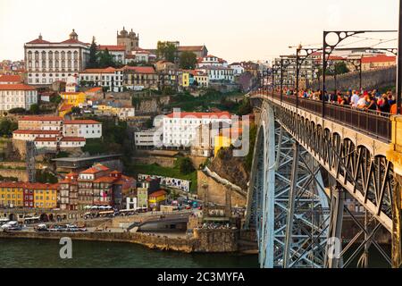 Porto, Portogallo, vista pittoresca della città vecchia di Riberia e Ponte de Dom Luis ponte sul fiume Douro. Foto Stock