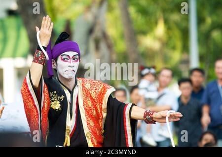 BANGKOK - DICEMBRE 10: Happy Yoshizawa-ya, un team di padre/figlia giapponese, che ha eseguito Kabuki Magic al Bangkok International Street Show di Lumpini Pa Foto Stock