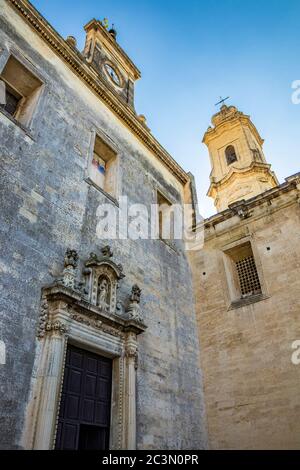 La chiesa madre di Cavallino, Lecce, Puglia, Salento, Italia. In stile barocco. L'ingresso laterale e il campanile. Foto Stock