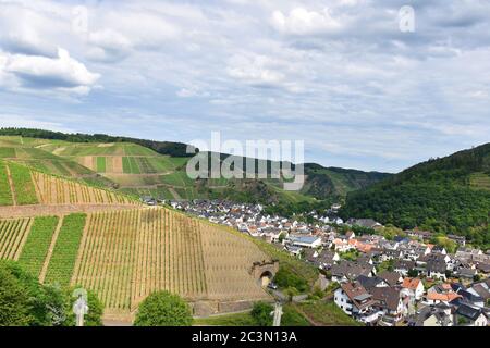 Paesaggio panoramico paese del vino con villaggio nella valle di Ahr, Germania Foto Stock