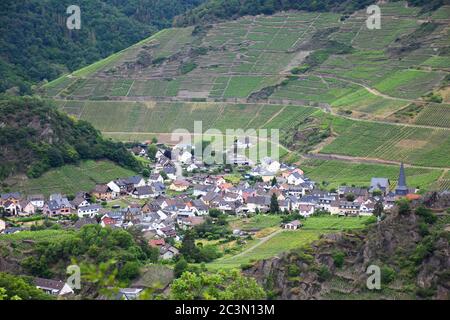 Paesaggio panoramico paese del vino con villaggio nella valle di Ahr, Germania Foto Stock