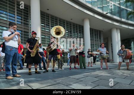 Milano, Italia. 20 Giugno 2020. Protesta in via gioia contro il Governatore Attilio Fontana e il Consigliere Giulio Gallera per la cattiva gestione sanitaria in Lombardia durante la chiusura, organizzata da sindacati e centri sociali di base a Milano il 20 giugno 2020. (Foto di Luca ponti/Pacific Press/Sipa USA) Credit: Sipa USA/Alamy Live News Foto Stock