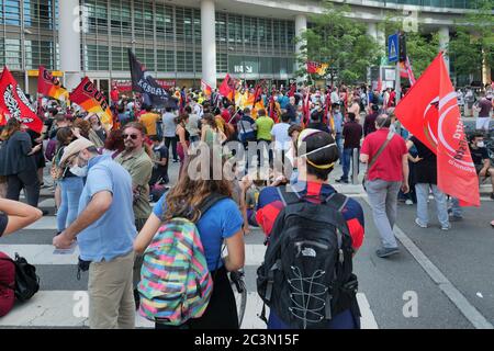 Milano, Italia. 20 Giugno 2020. Protesta in via gioia contro il Governatore Attilio Fontana e il Consigliere Giulio Gallera per la cattiva gestione sanitaria in Lombardia durante la chiusura, organizzata da sindacati e centri sociali di base a Milano il 20 giugno 2020. (Foto di Luca ponti/Pacific Press/Sipa USA) Credit: Sipa USA/Alamy Live News Foto Stock