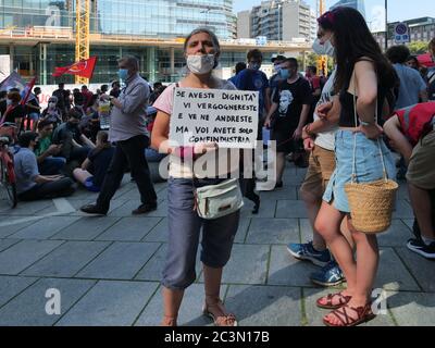 Milano, Italia. 20 Giugno 2020. Protesta in via gioia contro il Governatore Attilio Fontana e il Consigliere Giulio Gallera per la cattiva gestione sanitaria in Lombardia durante la chiusura, organizzata da sindacati e centri sociali di base a Milano il 20 giugno 2020. (Foto di Luca ponti/Pacific Press/Sipa USA) Credit: Sipa USA/Alamy Live News Foto Stock