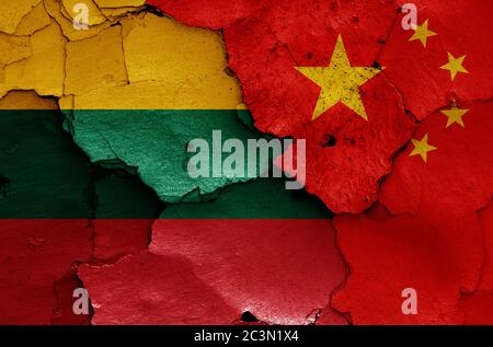 Bandiere di Lituania e Cina dipinte su pareti incrinate Foto Stock