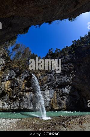 Foto panoramica di una piccola cascata di noname nella Gola di Aare (Aareschlucht), Canyon del fiume Aare in Svizzera Foto Stock