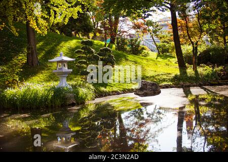 Il giardino d'autunno è realizzato in stile cinese Foto Stock