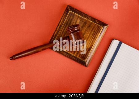 Tavolo avvocati ufficio scrivania Giudice con giudici in legno gavel un notebook Foto Stock
