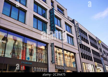 Memorizza i fronti su Schadowstraße a Düsseldorf. Schadowstraße è una delle vie dello shopping più trafficate e frequentate della Germania. Foto Stock
