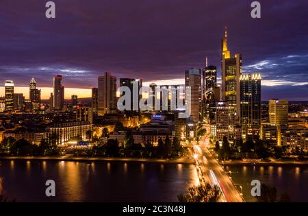 Ampia vista dello skyline di Francoforte sul meno di notte con il fiume principale in primo piano e le luci della città Foto Stock