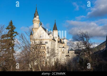 Vista ravvicinata del famoso Castello di Neuschwanstein al sole del pomeriggio prima del tramonto in inverno, Schwangau, Baviera, Germania Foto Stock