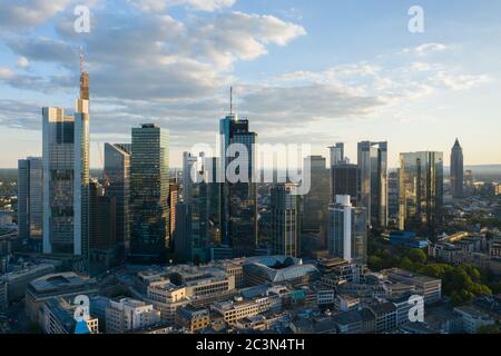 DRONE AEREO Vista sopra Francoforte sul meno, Germania Skyline in Beautfiful pomeriggio luce del sole e Cloudscape nel giugno 2020 Foto Stock
