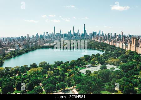 Circa 2019 settembre: Spettacolare vista su Central Park a Manhattan con splendidi alberi verdi e skyline di New York City Foto Stock