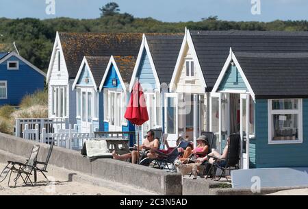 Bournemouth, Regno Unito. 21 giugno 2020. Godetevi le capanne sulla spiaggia di Mudeford Sandbank il giorno più lungo dell'anno sulla costa sud del Dorset. Credit: Richard Crease/Alamy Live News Foto Stock