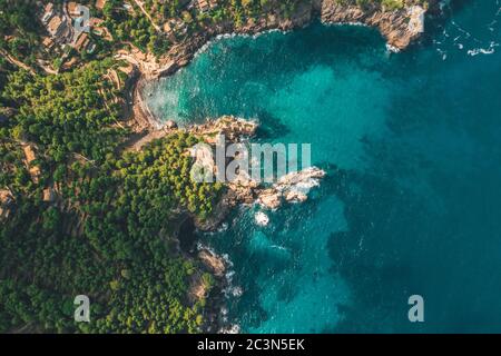 AEREO: Costa tropicale con colori ricchi e acqua turchese in Spagna Foto Stock