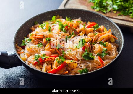 Cibo asiatico, tagliatelle di vetro con verdure e gamberi Foto Stock