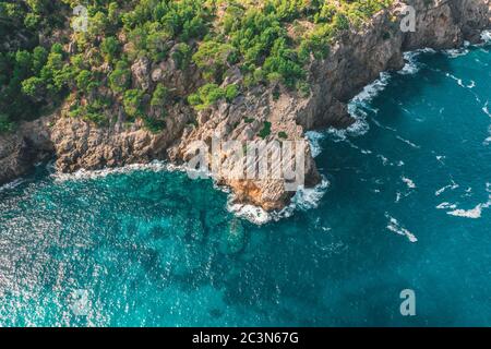 AEREO: Costa tropicale con colori ricchi e acqua turchese in Spagna Foto Stock